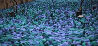 Тисячі британців пофарбували тіло в синій та зелений кольори. ФОТО. ВІДЕО