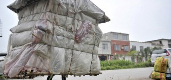 Китаєць носить на плечах свій будинок
