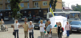 У Луцьку під приміщенням суду протестують активісти