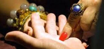 Псевдоворожка видурила у волинянки 3 тисячі гривень та золоті прикраси
