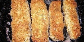 Курячі рулетики з грибами і сиром у сметанному соусі