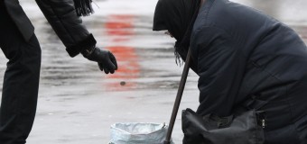 Депутат Луцькради просить забрати жебраків із доріг