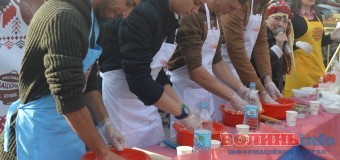 Фестиваль національної кухні в Луцьку: їли, веселились та вигравали подарунки. ФОТО