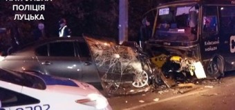Нічна ДТП у Луцьку: легковик зіткнувся з маршруткою, є потерпілі
