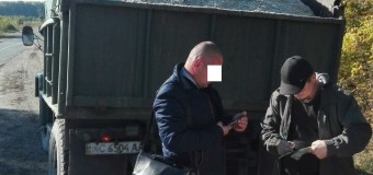Луцькі патрульні склали протокол на водія, що забруднив дорогу жомом