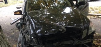 У Луцьку автівка на великій швидкості збила огорожу та в’їхала в дерево