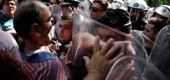 У Греції протестуючих пенсіонерів розігнали сльозогінним газом