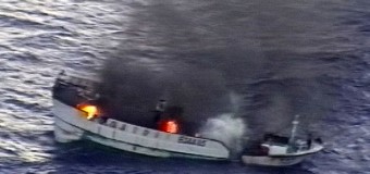 У Тихому океані горить судно з півсотнею людей на борту