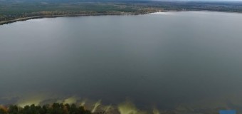 Заплив Ігоря Гузя через озеро Біле з висоти пташиного польоту