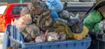 У Луцьку новобудова поставила смітники біля дитячого майданчика сусідів