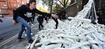 У Лондоні посольство Росії закидали кінцівками понад 800 пластикових манекенів