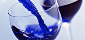 Іспанці створили перше в світі вино синього кольору