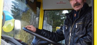 На Волині водій шкільного автобуса вишиває рушники