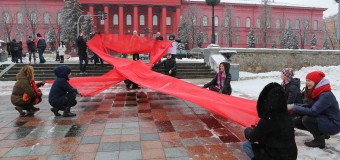 У Києві розгорнули найбільшу стрічку-символ боротьби зі СНІДом