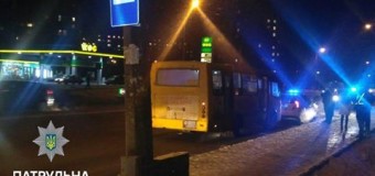 У Луцьку маршрутка протягнула 5 метрів чоловіка, якому затиснуло ногу дверима