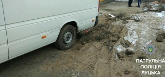 Луцькі патрульні допомогли витягнути автомобіль з пастки