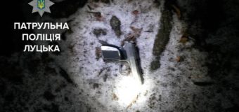 У Луцьку затримали чоловіка, що лякав перехожих зброєю