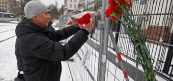 До російського посольства в Києві несуть квіти жалоби