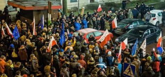 У Варшаві протестують тисячі людей