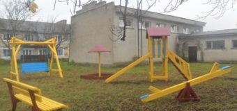 Волинські лісівники спорудили дитячий майданчик в прикордонному містечку