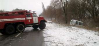На Волині автівка злетіла в кювет і перекинулась