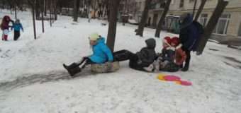 Як луцькі дітлахи розважаються взимку. ФОТО