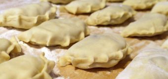 Волинські капелани відвезли бійцям вареники і котлети