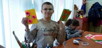 У Луцьку особливих діток навчали виготовляти листівки