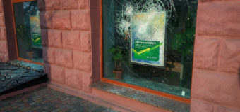 Луцькі поліцейські з′ясовують, хто побив вікна у двох банках