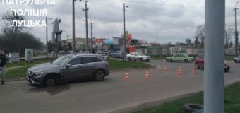 У Луцьку через погані дороги в автівки відпало колесо