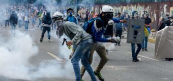 Демонстранти у Венесуелі розійшлися не на жарт. ВІДЕО