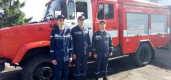 На Волині рятувальники винесли чоловіка з палаючого будинку