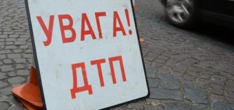 У Луцьку автомобіль зіткнувся з електропорою та загорівся