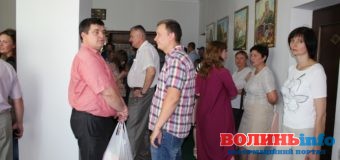Працівники «Луцьктепло» прийшли до Луцькради вимагати проголосували за виділення їм коштів. ФОТО