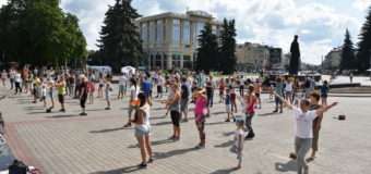 У Луцьку відзначили першу річницю акції “Ранкова гімнастика для всіх”. ФОТО
