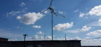 Муніципали знесли вітряк на даху багатоповерхівки в Луцьку. ФОТО