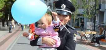 Маленьким лучанам подарували синьо-жовті кульки до Дня Прапора України. ФОТО