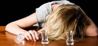 У Луцьку неповнолітні дівчата напилися до безтями