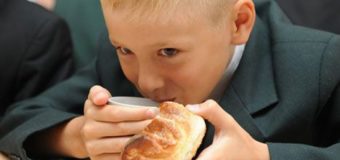 Волинські школярі можуть розраховуватися в їдальні банківськими картками