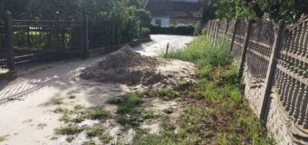 Лучанин посеред вулиці насипав пісок і поставив стовпчик. ФОТО