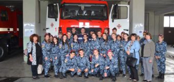 У Луцьку рятувальники провели для ліцеїстів екскурсію пожежною частиною. ФОТО