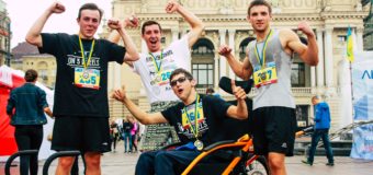 Хлопець з ДЦП на спеціальному візку успішно подолав забіг «Львівська десятка». ФОТО