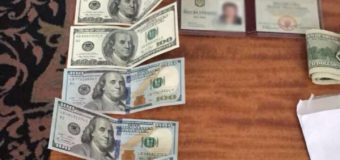 На Волині викрили посадовців, які вимагали від підприємця сім тисяч доларів. ФОТО