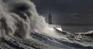 В Ірландії оголосили червоний рівень небезпеки через ураган “Офелія”