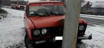 На виїзді з Луцька водій скоїв наїзд на дівчину, а потім в’їхав в електроопору. ФОТО