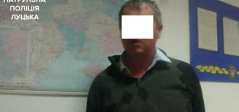 У Луцьку нетверезий чоловік намагався побитись з колегами і патрульними. ВІДЕО