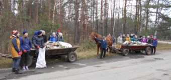 На Волині школярі долучились до прибирання лісу вздовж автошляху Луцьк – Маневичі