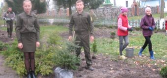 На Волині діти та лісівники озеленили територію біля сільської школи. ФОТО