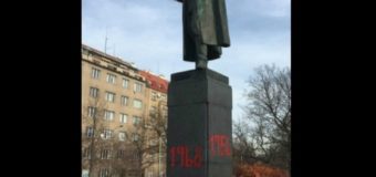 У Празі радянський пам’ятник обмалювали червоною фарбою