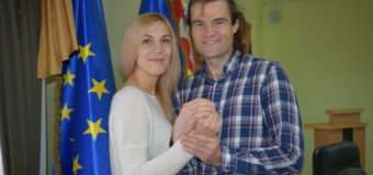 Молодята з різних куточків України вирішують узаконити свої стосунки в Луцьку